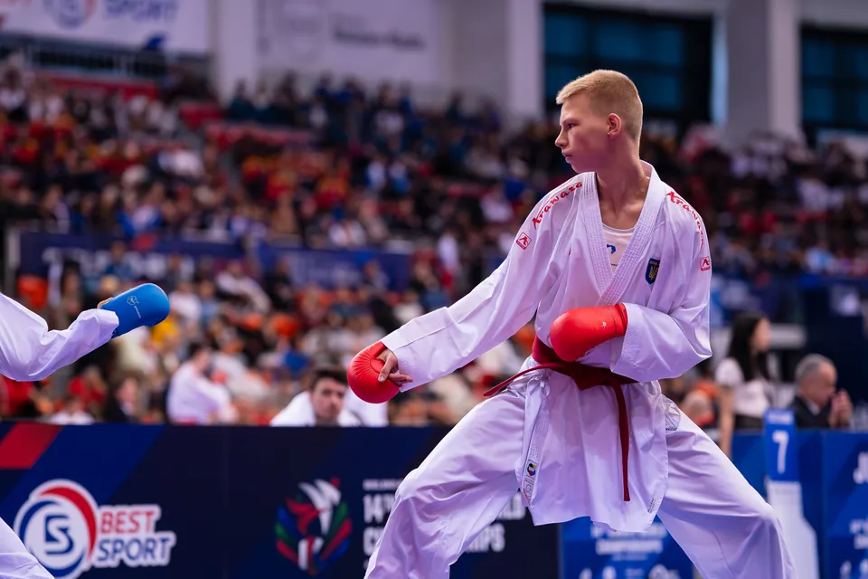 Kumite: fighting stance at the World Championships